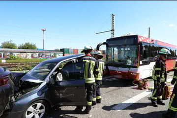 Unfall A59: Unfall mit mehreren Fahrzeugen: Linienbus kracht ungebremst in Stauende