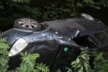 Auto überschlägt sich im Graben: Mutter mit Kleinkind an Bord