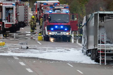 Unfall A9: Lastwagen in Flammen! A9 Richtung Leipzig dicht