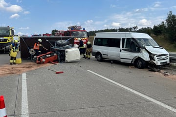 Unfall A9: Transporter kracht in Stauende auf A9: Fahrer und Hund sterben