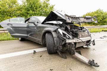 Unfall A72: Schwerer Unfall auf der A72: Hochpreisiger Mercedes kracht in Leitplanke
