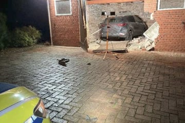 BMW kracht in Garage: Polizei steht vor einem Rätsel