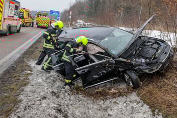 Unfall A4: Fahrerflucht! SUV löst schweren Unfall auf A4 in Sachsen aus: Mehrere Verletzte