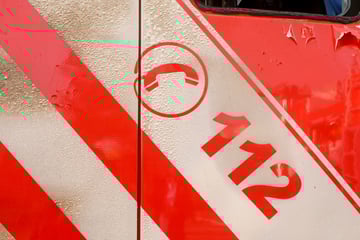 Fußgänger auf offener Straße von VW Polo erfasst - Lebensgefahr