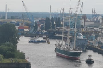 Hamburg: Na endlich! "Rickmer Rickmers" wird zur Generalüberholung abgeholt