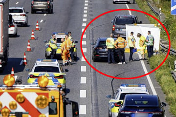 Unfall A5: Tödlicher Unfall auf der A5: Motorradfahrer kracht in Ausfahrt gegen Leitplanke