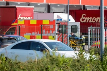 Leipzig: Gabelstapler trifft ihn am Bein: Speditions-Mitarbeiter bei Arbeitsunfall eingeklemmt
