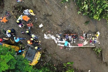 Bus wird bei Erdrutsch unter Schlamm begraben: Opferzahl steigt auf über 30!