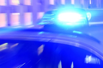 Brutale Attacke am Bahnhof: Angreifer versucht, Frauenrechtlerin zu erdrosseln