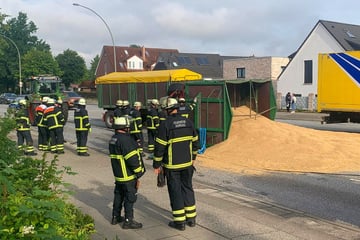 Zehn Tonnen Getreide verloren: Sperrung von Hauptstraße im Hamburger Süden aufgehoben
