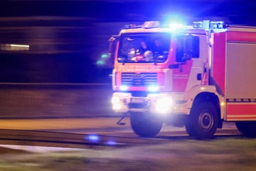 Junger Mann legt Feuer und setzt ein Wohnhaus in Brand: Wer kennt den Täter?