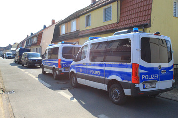 Waffen, Drogen und eine Cannabis-Plantage: Beamte werden bei Durchsuchungen fündig!