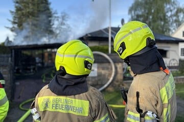 Berlin: Carport-Brand greift in Mahlsdorf auf Wohnhaus über