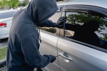 Objects openly visible: thieves break into several cars!