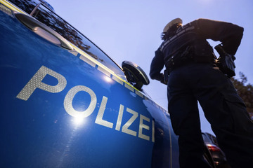Mann stürmt unvermittelt auf 30-Jährigen zu und schlägt ihm ins Gesicht