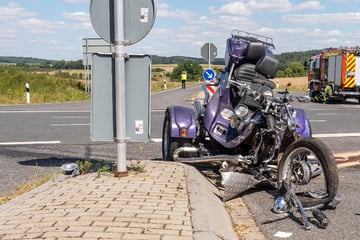 Schrecklicher Unfall zwischen Auto und Trike auf Kreuzung: Biker stirbt, Enkel in Klinik geflogen