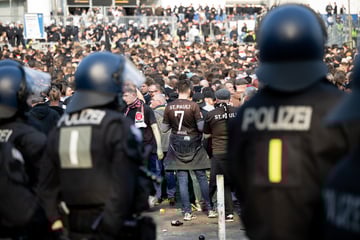 Flaschenwürfe und Verletzte: Platzverweis für 200 Pauli-Fans