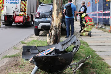 Unfall in Chemnitzer Innenstadt: Dacia kracht gegen Baum