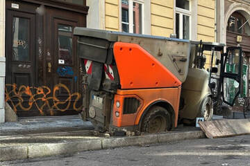 Berlin: Es ist schon wieder passiert: Kehrmaschine bricht in Gehweg ein