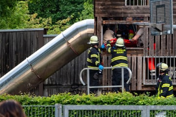 Ungewöhnlicher Rettung-Einsatz: Feuerwehr befreit verletztes Mädchen aus Spielgerüst