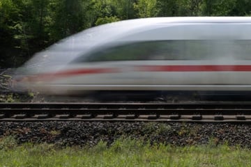 Großeinsatz in ICE in Bayern: Mann attackiert Reisende mit Axt