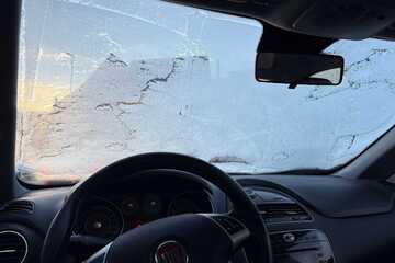 22-Jähriger hat keine Zeit und fährt mit dieser Scheibe los