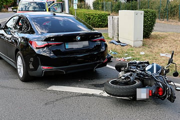 Motorradfahrer bei Crash im Kreisverkehr schwer verletzt: Hubschrauber im Einsatz