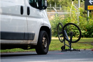 Radfahrer bei Crash mit Transporter schwer verletzt: Hubschrauber im Einsatz