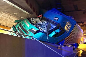 Laster bleibt stecken: Tiergartentunnel nach Unfall dicht, Stau auf A100