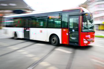 Busfahrer drückt auf die Notbremse: Mehrere Verletzte in Reutlingen