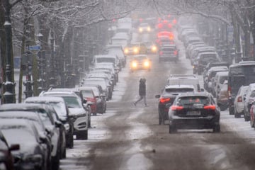 Wintersturm "Elli" tobt über Sachsen-Anhalt: Tram entgleist, Bahn-Chaos in Magdeburg