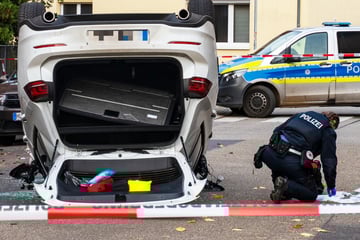 Flucht vor Polizei endet mit Unfall: Beamte finden mehrere Waffen