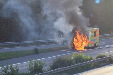 Sanitäterin sieht Qualm, dann geht Rettungswagen in Flammen auf