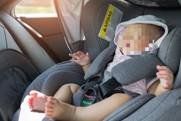 The police have to release the baby from the car in extreme heat: the mother is completely upset
