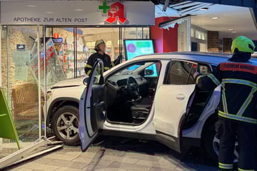 Auto kracht in Apotheke: Person muss ins Krankenhaus