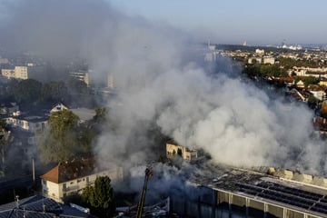 Riesige Rauchwolke über Offenbach: Feuerwehr im Großeinsatz