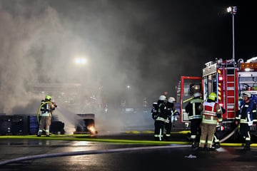 Paletten mit Akkus brennen lichterloh: Feuerwehr-Großeinsatz mit einem Verletzten