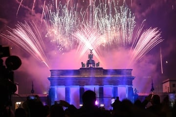 Berlin: Berlins größte Silvesterparty: Tausende feiern am Brandenburger Tor