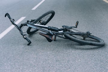 Junger Skoda-Fahrer übersieht Radfahrer beim Abbiegen: Biker schwer verletzt
