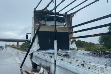 Mehrere hundert Kilo Batterien geladen: Lkw geht auf A71 in Flammen auf