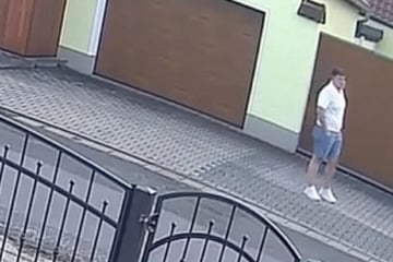 Betrüger bei der Arbeit: Gleich nimmt dieser Mann einer Rentnerin Tausende Euro ab