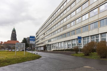 Dresden: Eskalation vor Dresdner Ausländerbehörde: Mann will Schreiben anzünden, dann stürmt er mit Messer ins Gebäude