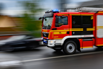 Dresden: Feuerwehr befreit Mädchen (1) aus Abflussrohr!