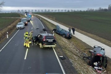 Honda gerät in Gegenverkehr: Mehrere Personen schwer verletzt!