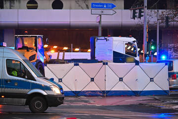 Laster erfasst Roller: Frau stirbt bei Unfall am ICC