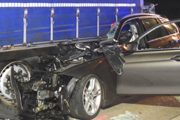 Unfall A14: Tödlicher Unfall auf Autobahn: BMW rast in Lastwagen, Fahrer hat keine Chance