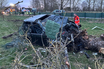 Zwei junge Menschen bei Unfall schwer verletzt: VW Golf komplett zerstört