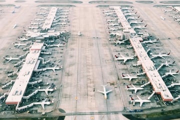 Der größte Flughafen der Welt nach Fläche: Du wirst nicht glauben, wo er wirklich liegt!