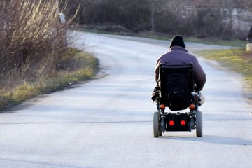 Zweimal innerhalb eines Tages erwischt: Mann tuckert betrunken mit E-Rolli durch die Gegend