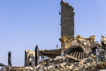 Aussichtsturm nahe deutscher Grenze eingestürzt: Suchhunde schlagen an